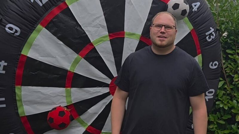 Kommunalwahl 2025: FBA-Bürgermeisterkandidat Timo Aldenhoff lädt zu Wettbewerb im Fußballdart