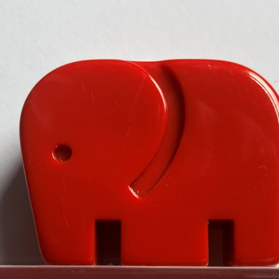 Am Haus Koekkoek: Klever Kinderschuh-Ikone Roter Elefant ist ein Museumsstück