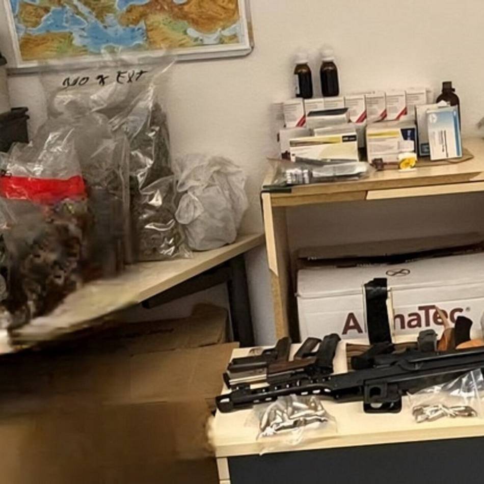 Leverkusener kommt vor den Haftrichter: Einsatzkräfte finden Maschinengewehr in Brandwohnung