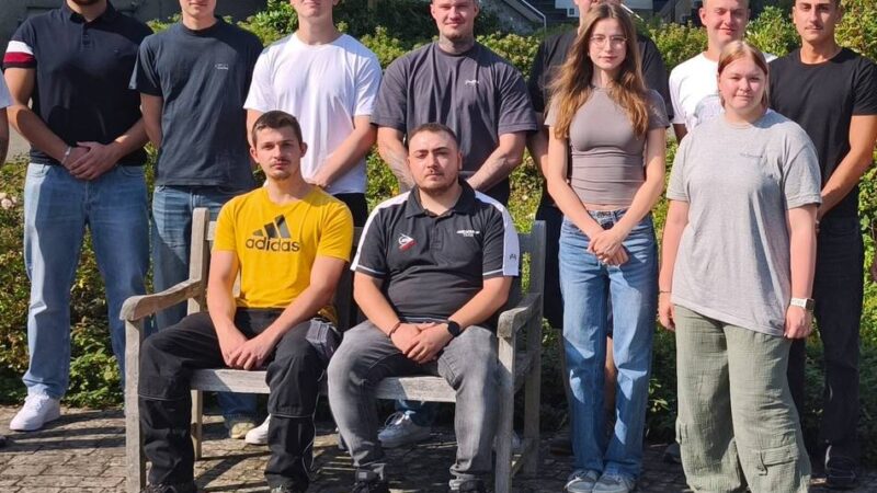 Wirtschaft in Radevormwald: Ausbildungsstart bei Kuhn Edelstahl