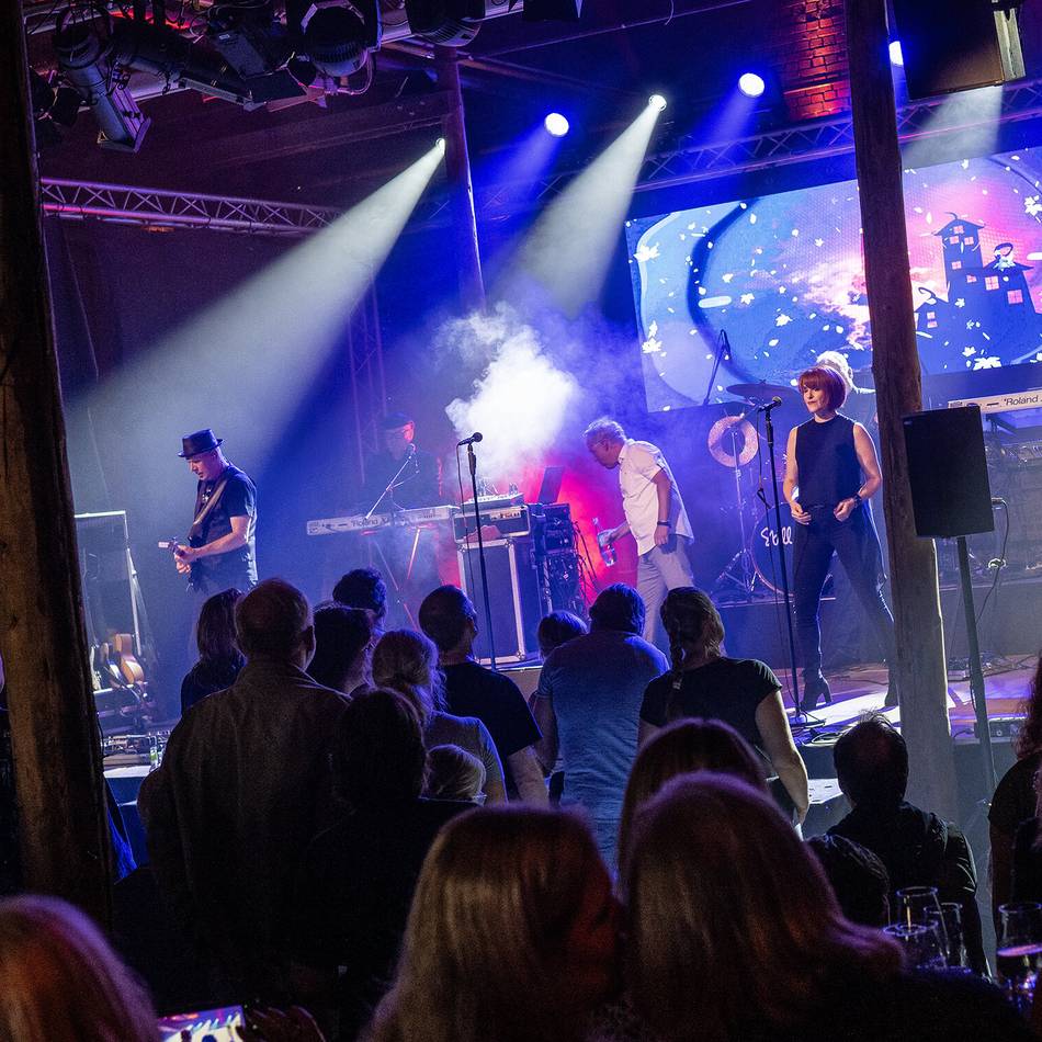 Kultursommer in Knechtsteden: Still Collins rockten die ausverkaufte Theaterscheune