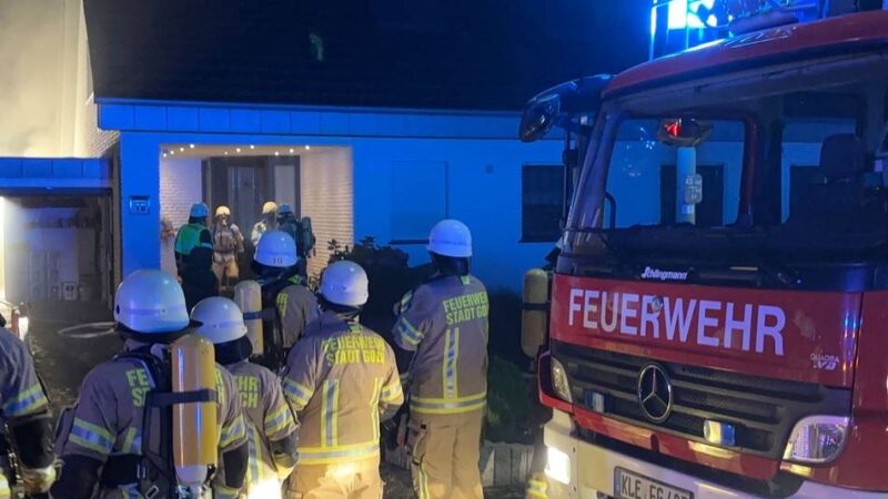Einsatz der Gocher Feuerwehr: Keller in Kessel brannte in der Nacht – löste Akku den Brand aus?