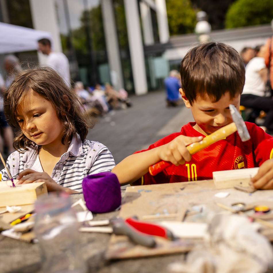 Sommerfest im Lehmbruck-Museum: Tinguelys Assistent plaudert aus dem Nähkästchen