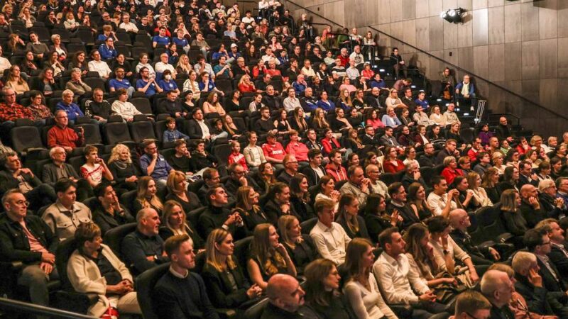 Geschenk zum Jubiläum des Landestheaters Neuss: Bauverein sucht Stuhlpaten für den Theatersaal
