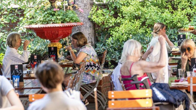 Biergartenkultur am Rhein: Hier gibt’s bayerische Schmankerl in Düsseldorf