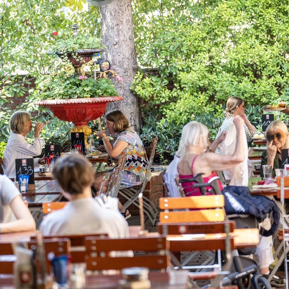 Biergartenkultur am Rhein: Hier gibt’s bayerische Schmankerl in Düsseldorf