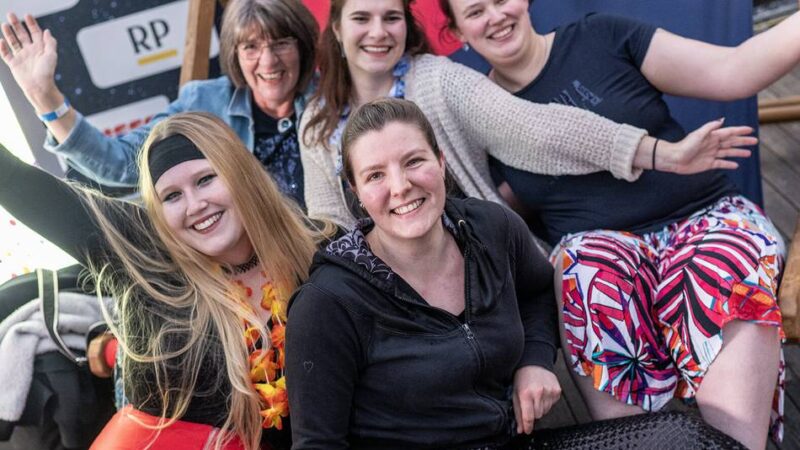 „Mamma Mia!“ am Rheinufer: Abba-Mania im Open-Air-Kino – mit Kostümen und textsicheren Fans