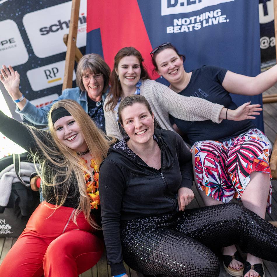 „Mamma Mia!“ am Rheinufer: Abba-Mania im Open-Air-Kino – mit Kostümen und textsicheren Fans