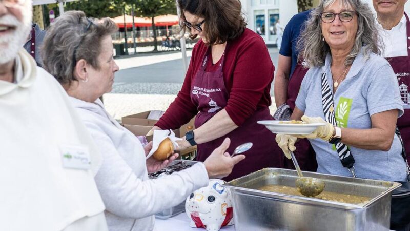 33 Jahre Altstadt-Armenküche: Auf dem Burgplatz – Arme und Reiche essen gemeinsam