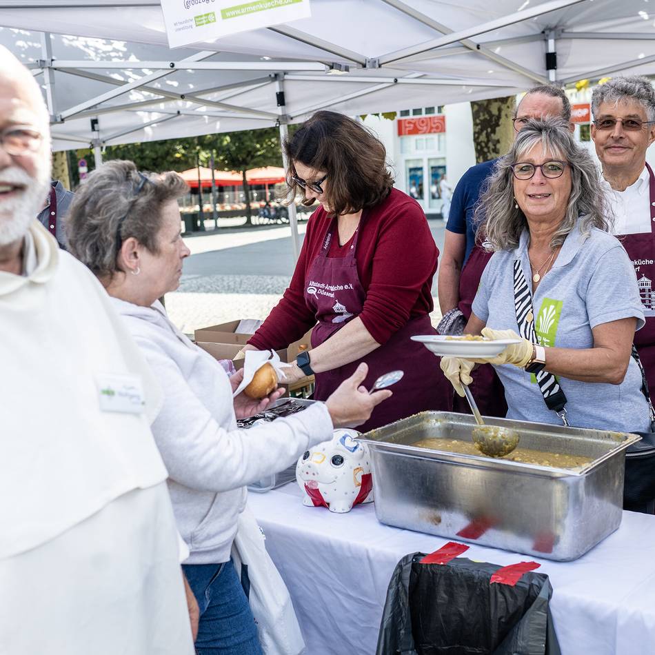 33 Jahre Altstadt-Armenküche: Auf dem Burgplatz – Arme und Reiche essen gemeinsam