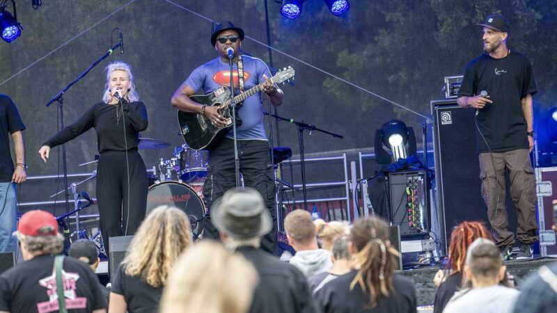 Festival im Volksgarten : Lautstarke Bands bei „Rock gegen Rechts“ – „Hier ist kein Platz für Rassismus, Sexismus und Extremismus“