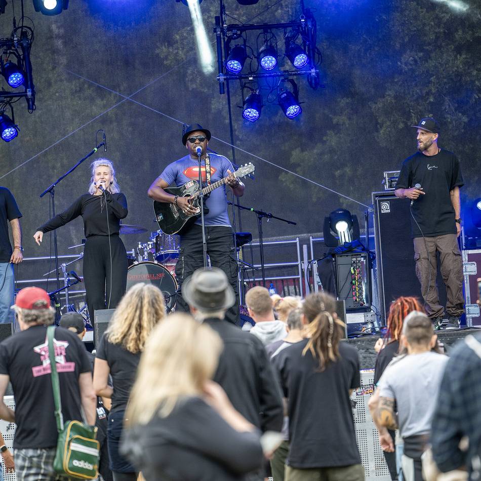 Festival im Volksgarten : Lautstarke Bands bei „Rock gegen Rechts“ – „Hier ist kein Platz für Rassismus, Sexismus und Extremismus“
