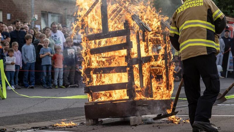 Sommerfest des Löchzuges: Feuerwehrspektakel am Steigerturm