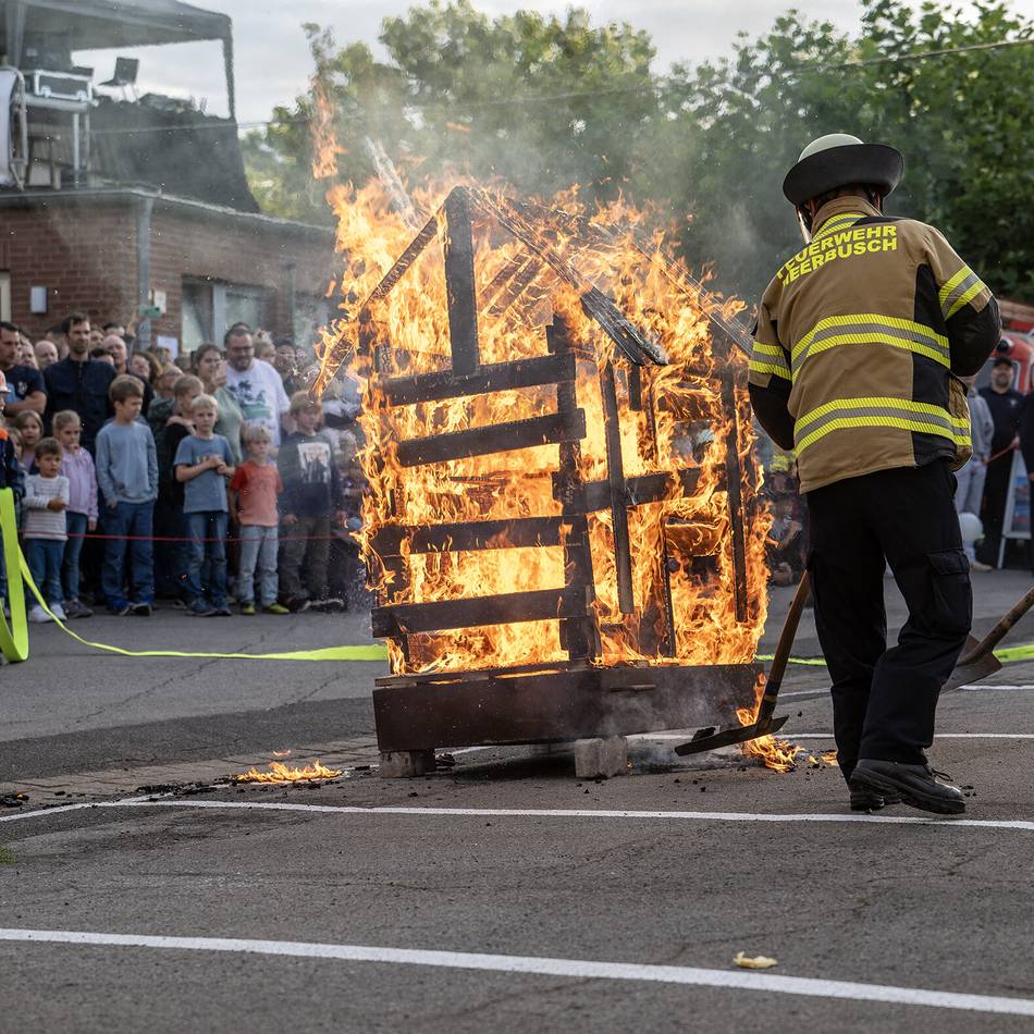 Sommerfest des Löchzuges: Feuerwehrspektakel am Steigerturm