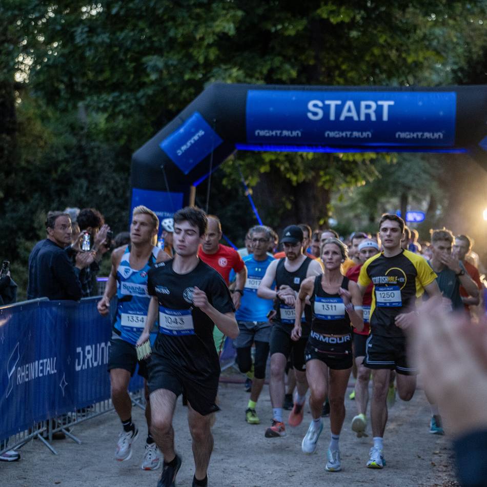 Premiere in Düsseldorf: Erster Night-Run führt 1300 Läufer durch beleuchteten Hofgarten