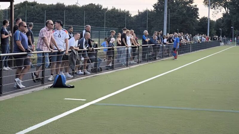 Trennung zwischen Spielfeld und Zuschauerbereich: Sportplatz in Gustorf erhält neue Sicherheitsabgrenzung