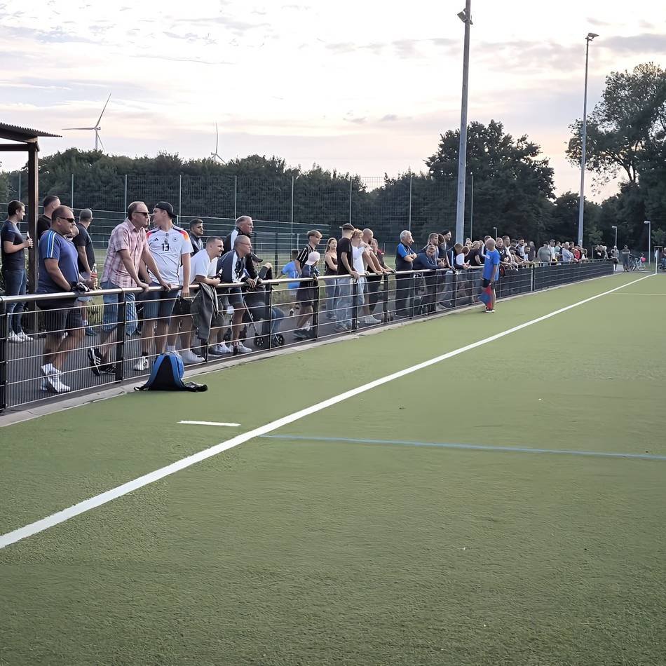 Trennung zwischen Spielfeld und Zuschauerbereich: Sportplatz in Gustorf erhält neue Sicherheitsabgrenzung
