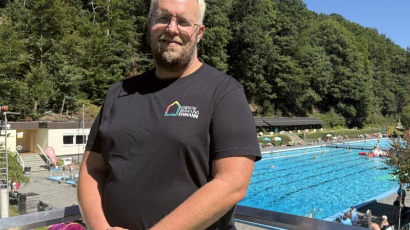 Sommer in Wermelskirchen: Schornsteinfeger spendiert Freibad-Eintritt