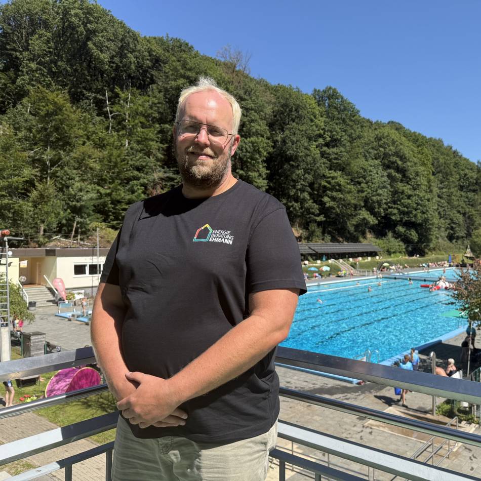 Sommer in Wermelskirchen: Schornsteinfeger spendiert Freibad-Eintritt