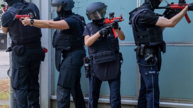 Vorbereitung auf Horrorszenario: Polizei trainiert Amokeinsatz an Schule in Mönchengladbach