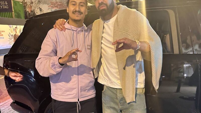 Vor dem Breidenbacher Hof: Nach langer Wartezeit und mitten in der Nacht – Düsseldorfer trifft Superstar Drake