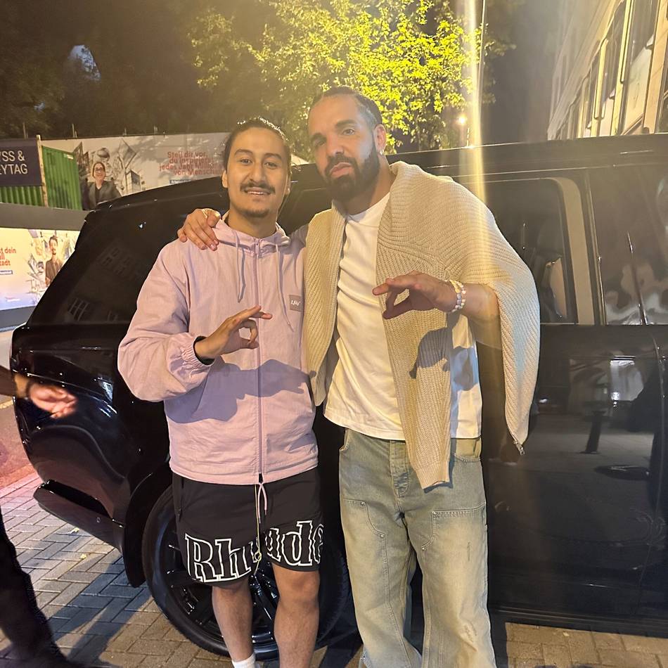 Vor dem Breidenbacher Hof: Nach langer Wartezeit und mitten in der Nacht – Düsseldorfer trifft Superstar Drake