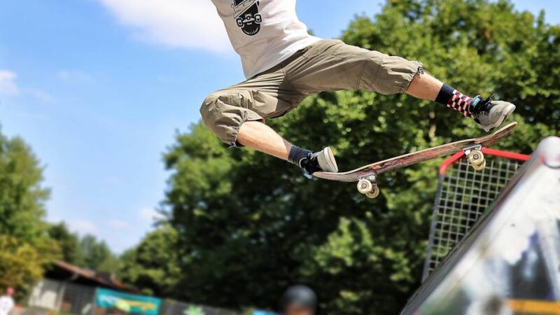 Zwischen rollen und fliegen im Mettmanner Stadtwald: Coole Tricks auf vier Rollen