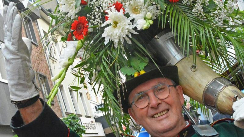 Blickfang beim Schützenfest: So entstehen die prachtvollen Blumenhörner für die Königsparade in Neuss