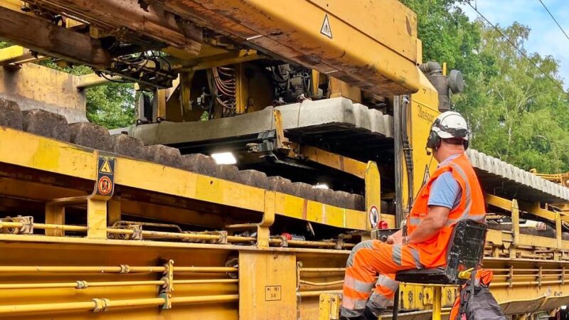 Gleisereneuerung zwischen Emmerich und Hamminkeln: Ein gelber Riese tauscht die Gleise aus