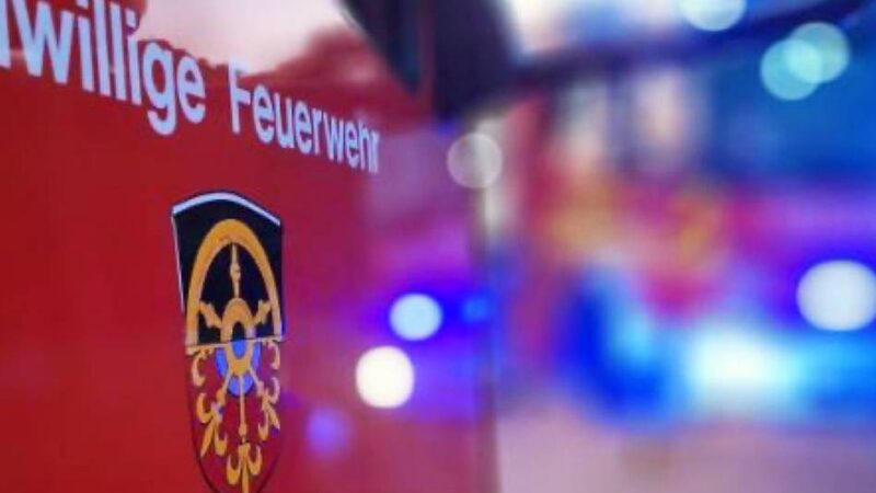 Feuer in Voerde: Brennendes Einfamilienhaus hält Feuerwehr in Atem