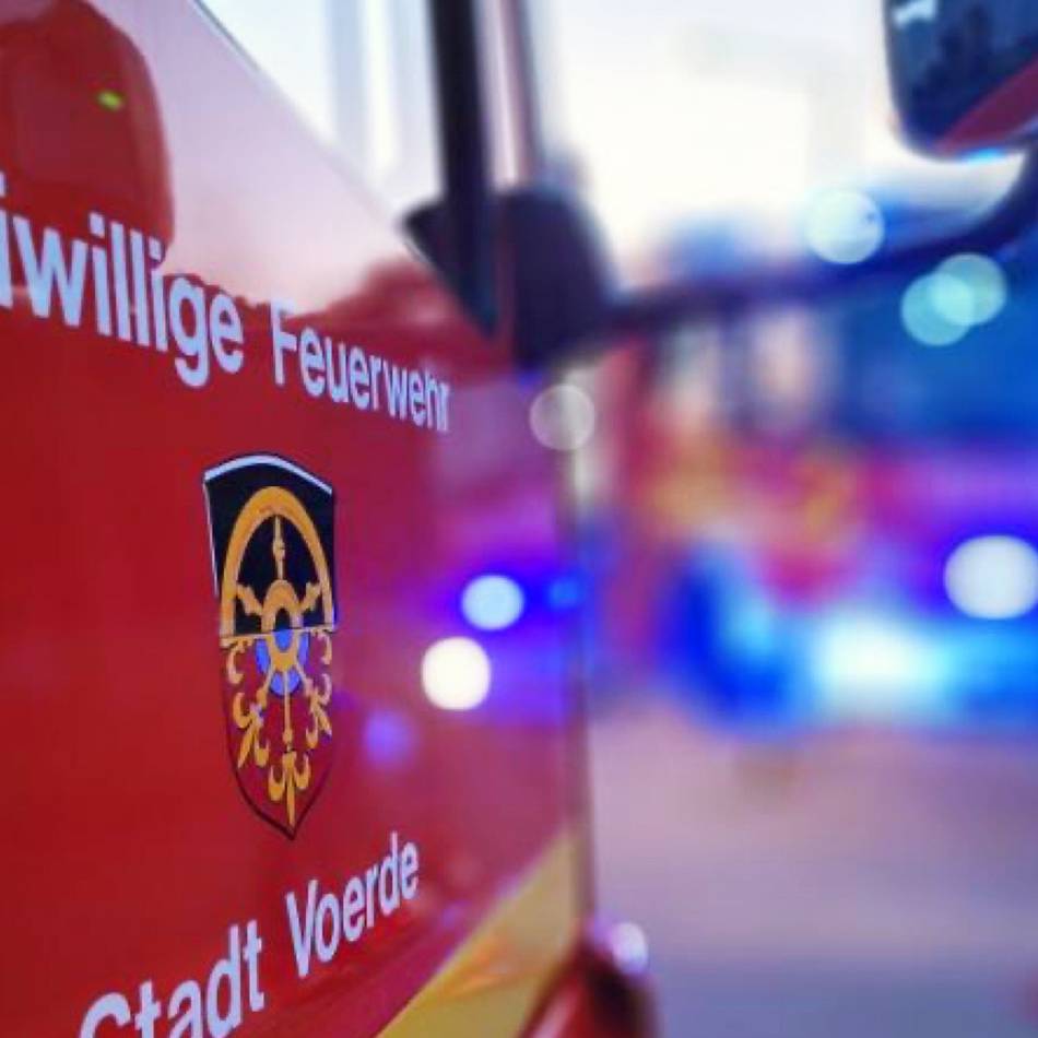 Feuer in Voerde: Brennendes Einfamilienhaus hält Feuerwehr in Atem