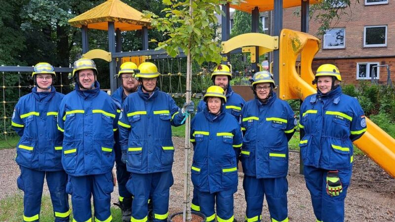 Hückeswagener Einsatzkräfte beteiligen sich am Internet-Trend zum Klimaschutz: Baumpflanz-Challenge erreicht die Schloss-Stadt