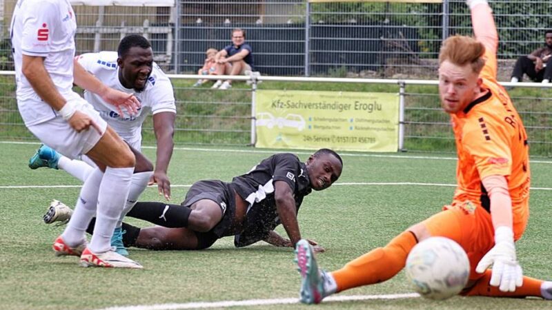 Spektakel zum Oberliga-Start: 04/19 gewinnt „wildes Derby“ beim VfB 03