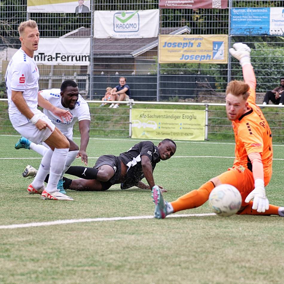 Spektakel zum Oberliga-Start: 04/19 gewinnt „wildes Derby“ beim VfB 03
