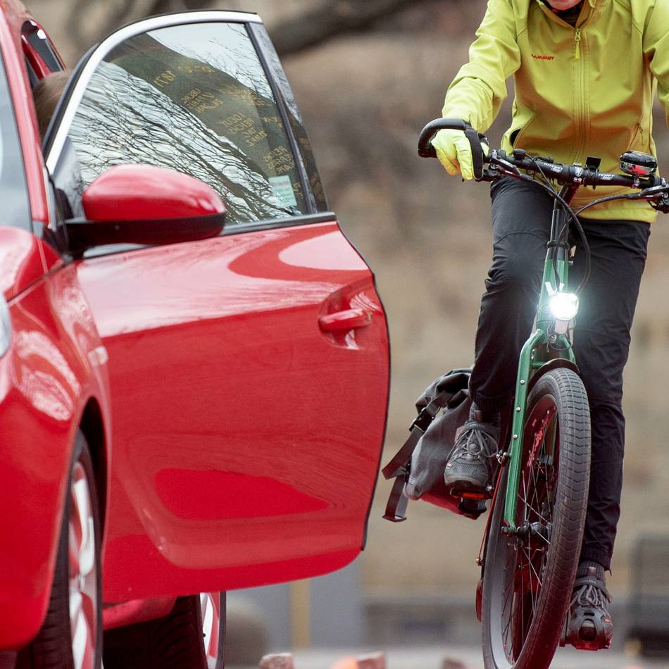 Zusammenstoß mit Auto in Straberg: Radfahrerin bei „Dooring“-Unfall schwer verletzt