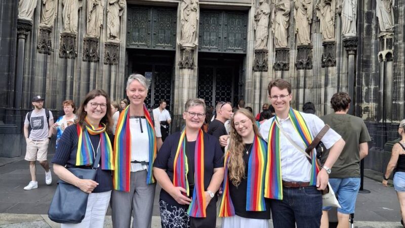 AG Regenbogenkirche wirft Frauen-Forderungen in Woelkis Briefkasten: Umschlag statt Handschlag