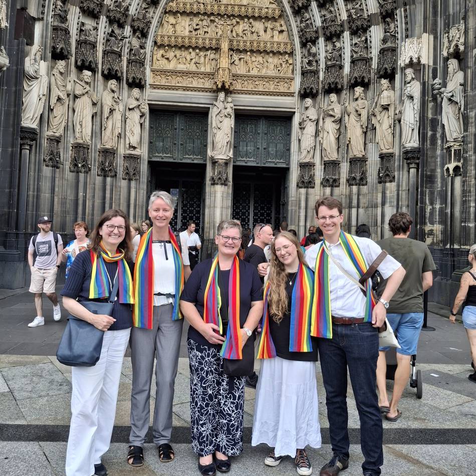 AG Regenbogenkirche wirft Frauen-Forderungen in Woelkis Briefkasten: Umschlag statt Handschlag