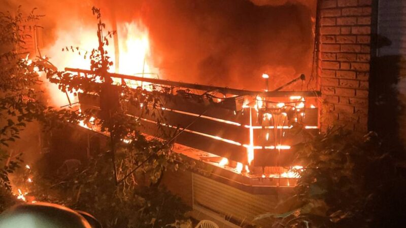 Feuer in Grevenbroich-Wevelinghoven: Sechs Bewohner nach Balkon-Brand im Krankenhaus