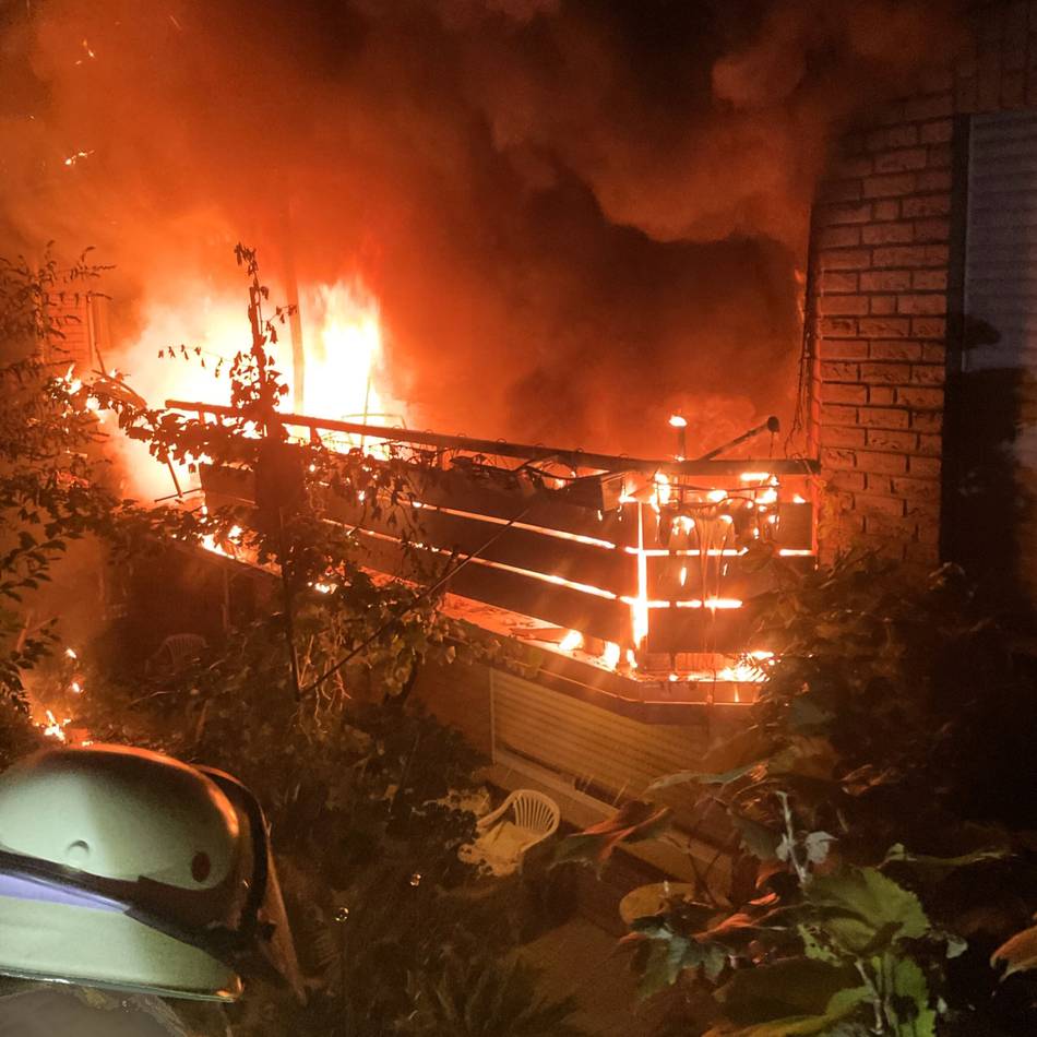 Feuer in Grevenbroich-Wevelinghoven: Sechs Bewohner nach Balkon-Brand im Krankenhaus