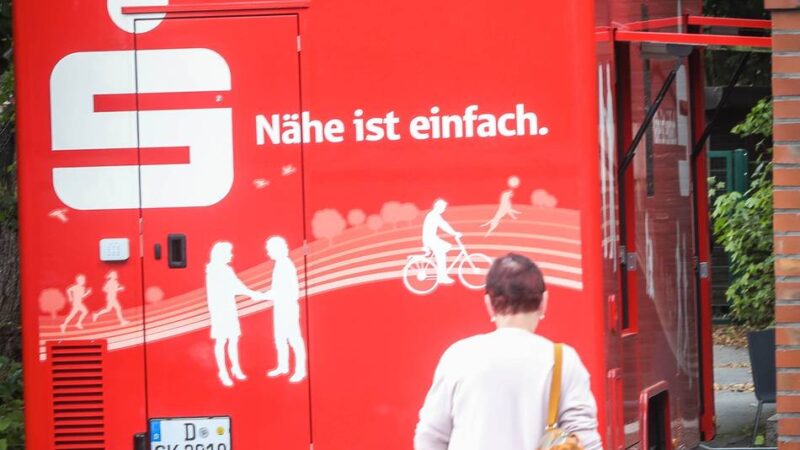 Sparkasse Düsseldorf feiert Jubiläum: Sparkassenbus hält bis Jahresende in Garath