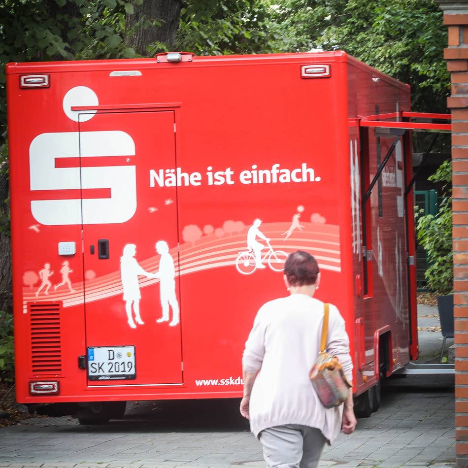 Sparkasse Düsseldorf feiert Jubiläum: Sparkassenbus hält bis Jahresende in Garath