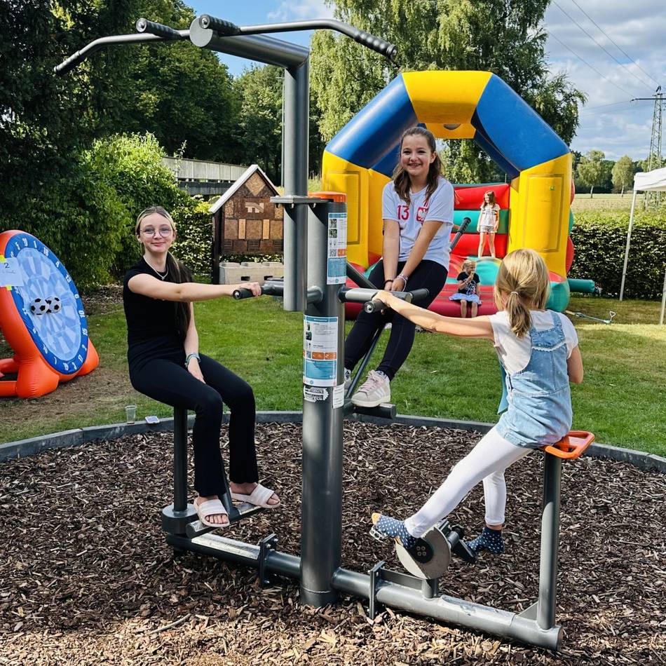 Familienfest in Goch: VHV Kessel mit Klimmzügen zum neuen Fitnessgerät