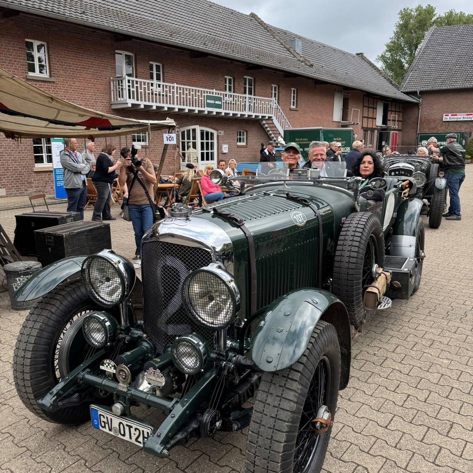 „Classic Days“ 2025 in Korschenbroich: Im Bentley die Rennstrecke zum Oldtimer-Spektakel eröffnet