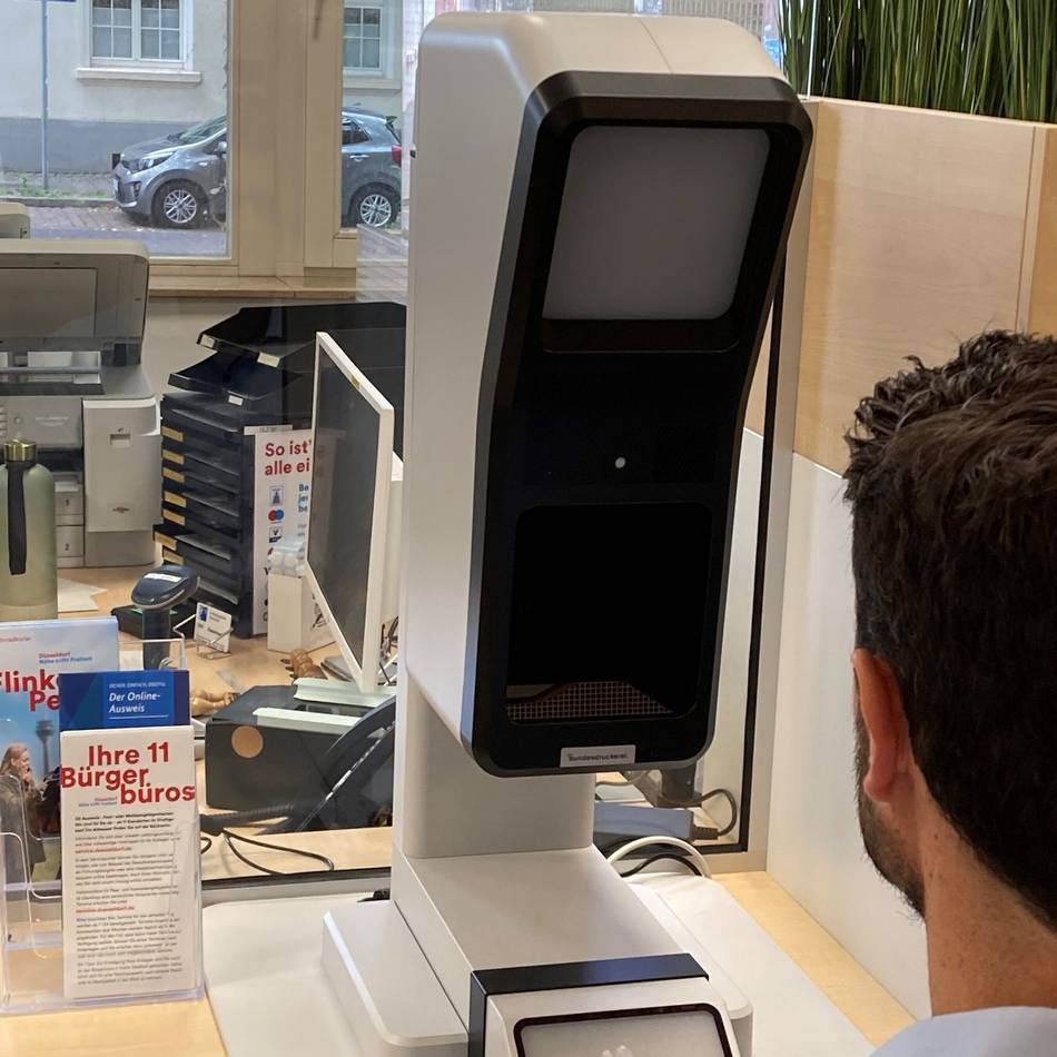 Passbilder in Düsseldorf: In fünf Minuten zum Ausweis – so funktionieren die neuen Foto-Automaten