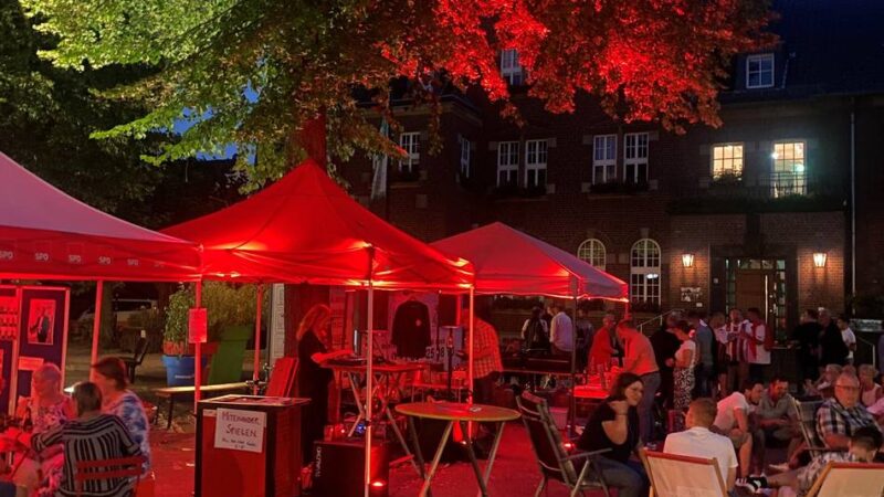 56 Stunden Politik im Liegestuhl in Dormagen: SPD im Dauereinsatz mit Wurst, Cocktails und Gesprächen