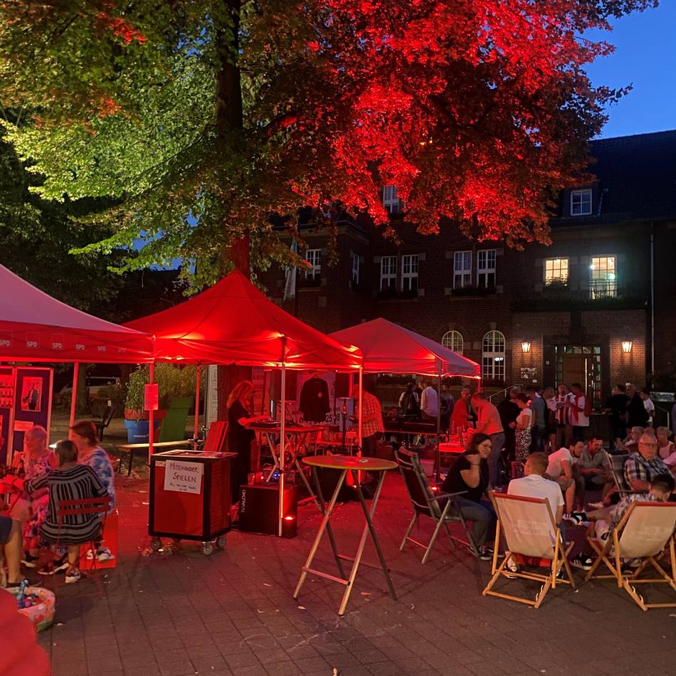 56 Stunden Politik im Liegestuhl in Dormagen: SPD im Dauereinsatz mit Wurst, Cocktails und Gesprächen