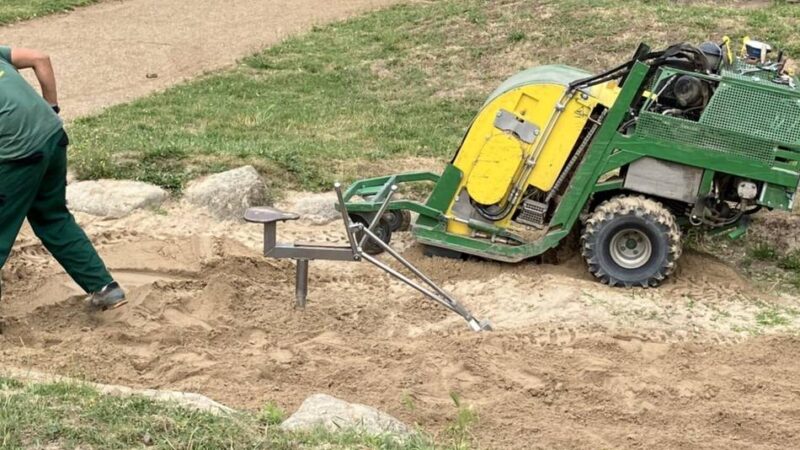 Jährliche Reinigungsaktion: Sauberer Sand für sichere Spielflächen in Nettetal