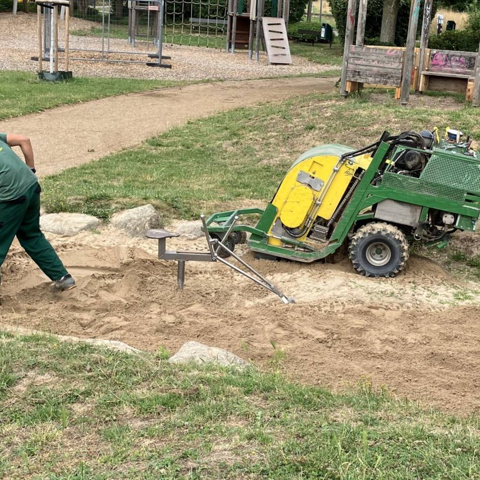Jährliche Reinigungsaktion: Sauberer Sand für sichere Spielflächen in Nettetal