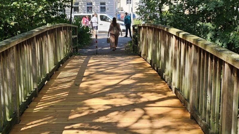 Sanierung abgeschlossen: Holzbrücke ist für Fußgänger wieder begehbar
