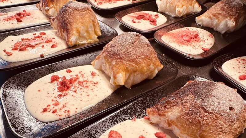 Glut geleckt: Gefüllter Apfelbollen im Blätterteig mit Vanillesauce